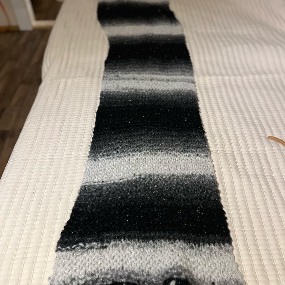 Elegant Black and Gray‎ Knit Scarf small pull see pic